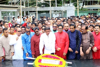 বঙ্গবন্ধুর প্রতিকৃতিতে স্বেচ্ছাসেবক লীগের শ্রদ্ধা