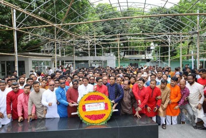 বঙ্গবন্ধুর প্রতিকৃতিতে স্বেচ্ছাসেবক লীগের শ্রদ্ধা নিবেদন