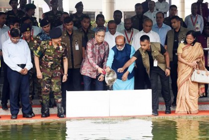 বঙ্গভবনের পুকুরে মাছের পোনা অবমুক্ত করেন রাষ্ট্রপতি

