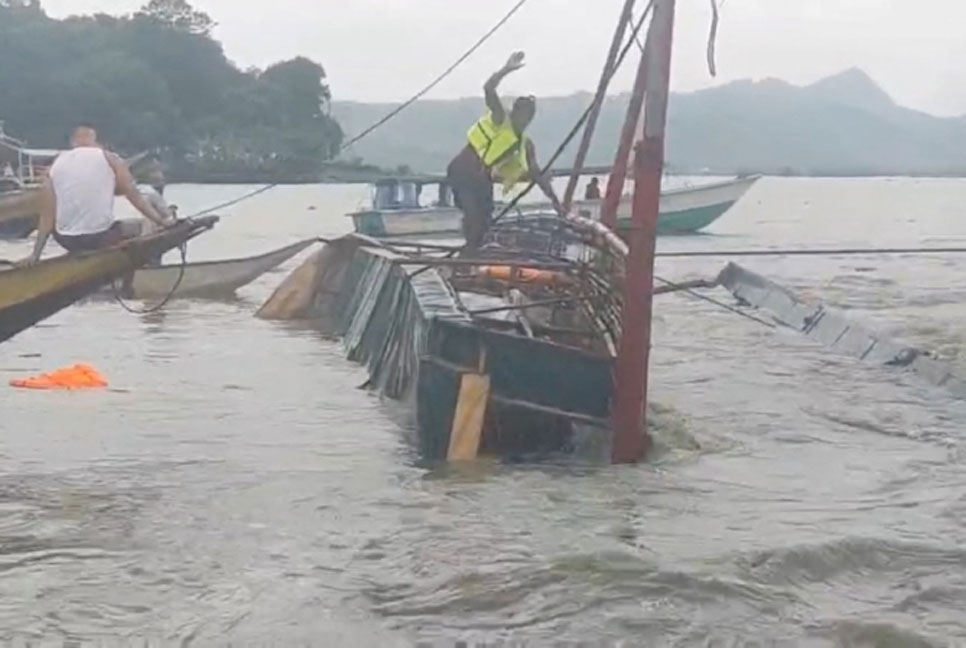 বৈরী আবহাওয়ায় ফিলিপাইনে যাত্রীবাহী নৌকাডুবি, নিহত অন্তত ২৫