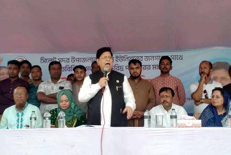 কিছু লোক সরকারের ক্ষতি করতে দেশ ধ্বংসের তালে মেতেছে: পররাষ্ট্রমন্ত্রী