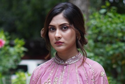 ‘আমি কী তুমি’তে মুগ্ধতা ছড়াচ্ছেন মেহজাবীন