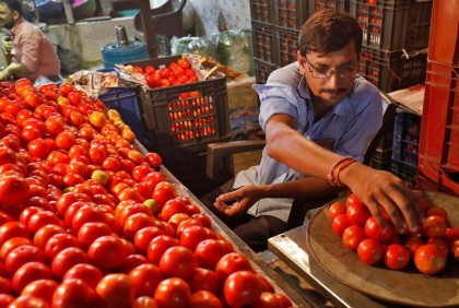 বৃষ্টিহীনতা, ভারতে কমছে না সবজির দাম