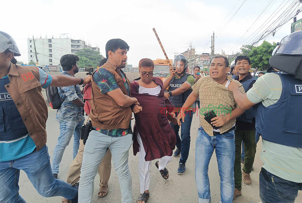 ঢাকা-চট্টগ্রাম মহাসড়কে পুলিশের সঙ্গে বিএনপির সংঘর্ষ, আটক ৫