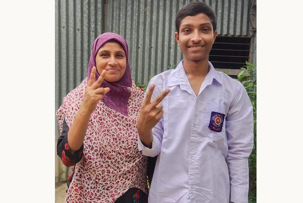 মা পেলেন জিপিএ ৪.৫৪, ছেলে ৫!
