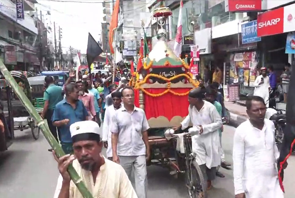 বরিশালে পবিত্র আশুরা উপলক্ষে তাজিয়া মিছিল