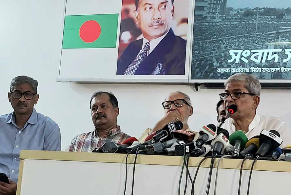 ভিসানীতি থেকে বাঁচতে সরকার ফল ও খাবার খাওয়ানোর নাটক করেছে: ফখরুল