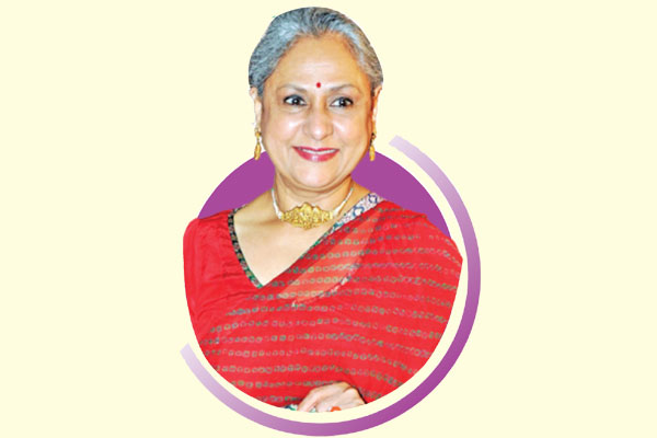 বাংলা সিনেমা দিয়েই অভিনয় শুরু করেন তারা