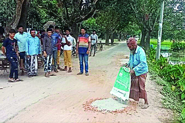 ভ্যানচালক মিস্টার আলীর অনন্য নজির