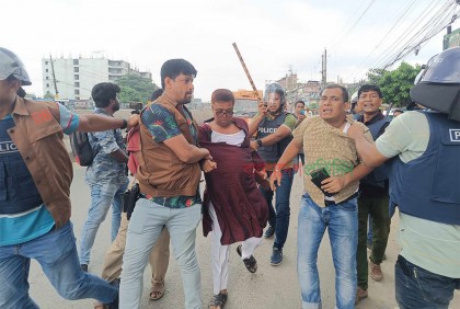 ঢাকা-চট্টগ্রাম মহাসড়কে পুলিশের সঙ্গে বিএনপির সংঘর্ষ, আটক ৫