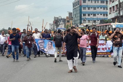 গাবতলীতে বিএনপির অবস্থানে পুলিশের বাধা, লাঠিসোঁটা নিয়ে ছাত্রলীগ-যুবলীগের মহড়া

