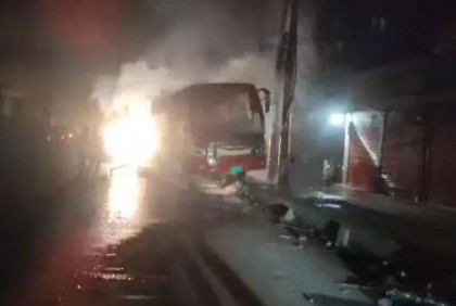 উত্তরার হাউজবিল্ডিংয়ে বাসে আগুন