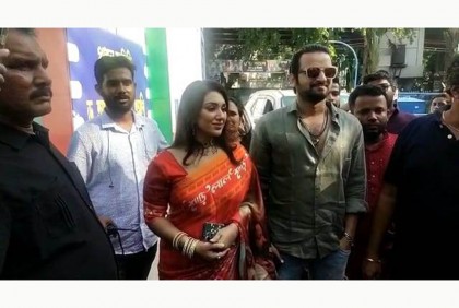 কলকাতার নন্দনে 'লাল শাড়ি' দেখলেন অপু-সাইমন  

