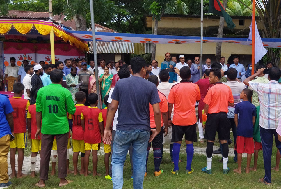 মোরেলগঞ্জে বঙ্গবন্ধু বঙ্গমাতা ফুটবল টুর্নামেন্টের উদ্বোধন