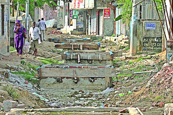 ভাঙা রাস্তা জলজটে দুর্ভোগ