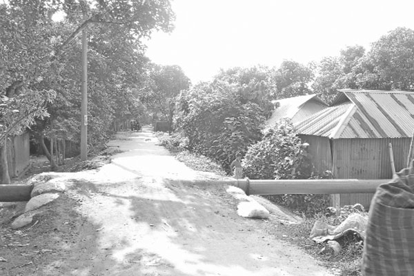 বালু পরিবহনে ঝুঁকিতে শহররক্ষা বাঁধ