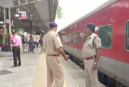 ভারতে চলন্ত ট্রেনে এলোপাথাড়ি গুলি নিরাপত্তাকর্মীর, নিহত ৪