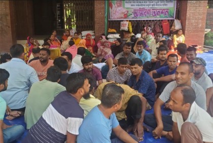কাফনের কাপড় পরে আমরণ অনশনে জাবি কর্মচারীরা