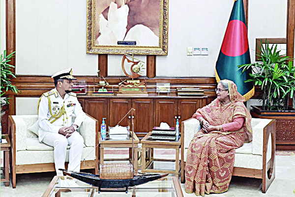 প্রধানমন্ত্রীর সঙ্গে নৌবাহিনী প্রধানের সাক্ষাৎ