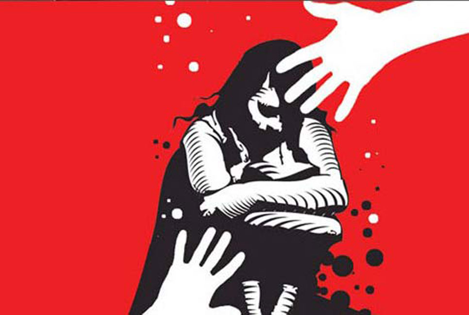 কন্যা অপহৃত, পুলিশের গড়িমসিতে থানার ভেতরেই বিষ পান বাবার!