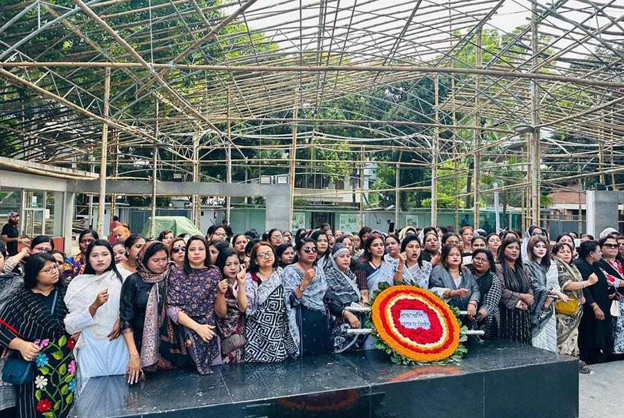 বঙ্গবন্ধুর প্রতিকৃতিতে যুব মহিলা লীগের শ্রদ্ধা 