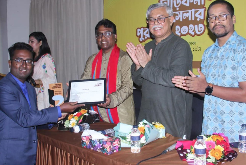  ‘লাইফ লেসনস ফ্রম মেসি’র জন্য বেস্টসেলার পুরস্কার পেলেন মাহবুব নাহিদ