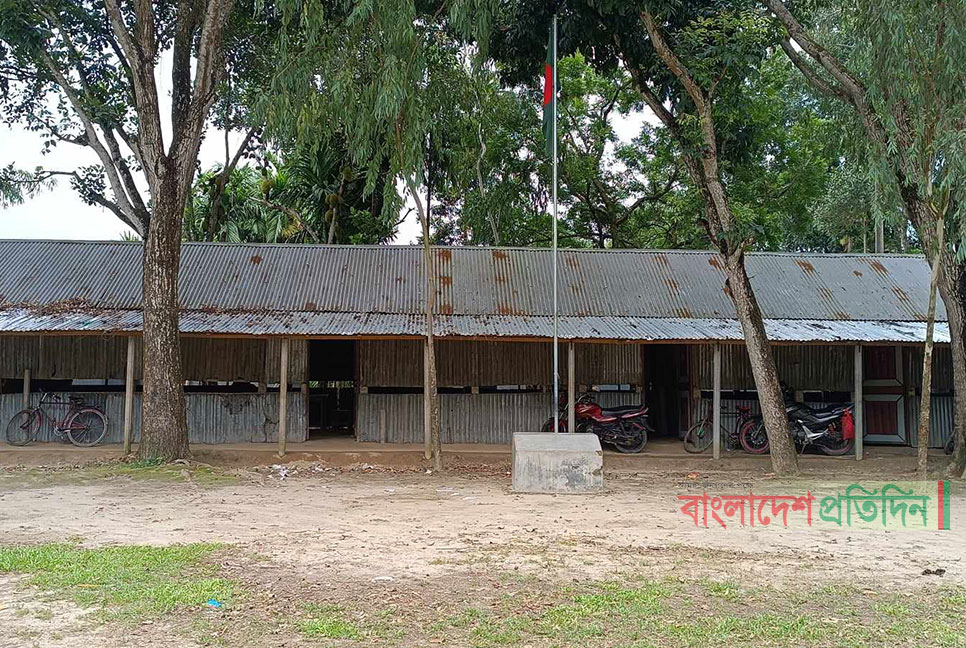 ২৫ বছর ধরে ভাঙা ঘরে পাঠদান, শিক্ষক-শিক্ষার্থীদের দুর্ভোগ