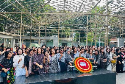 বঙ্গবন্ধুর প্রতিকৃতিতে যুব মহিলা লীগের শ্রদ্ধা 