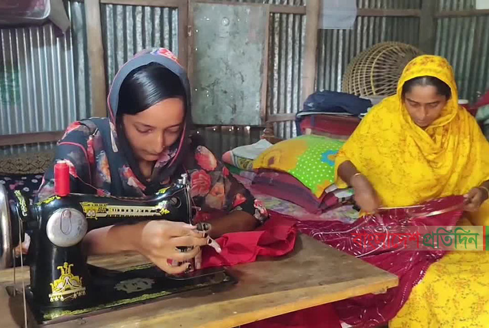 মায়ের সাথে সেলাইয়ের কাজ করেও এসএসসিতে এ প্লাস সুমাইয়ার