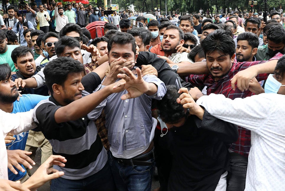 ঢাবিতে নুরদের ওপর ছাত্রলীগের হামলা

