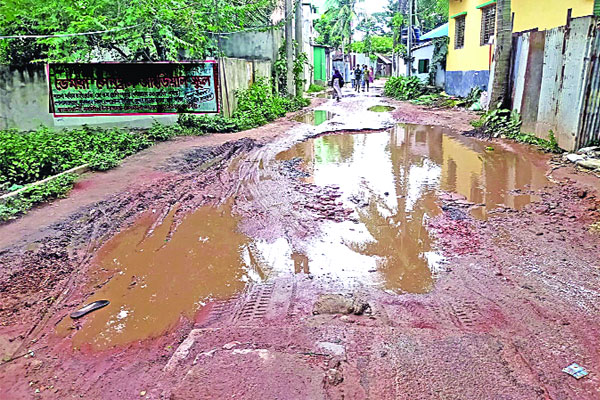 জলজট ভাঙা সড়কে সীমাহীন ভোগান্তি