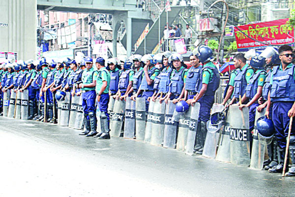 পুলিশের কঠোর নিরাপত্তা
