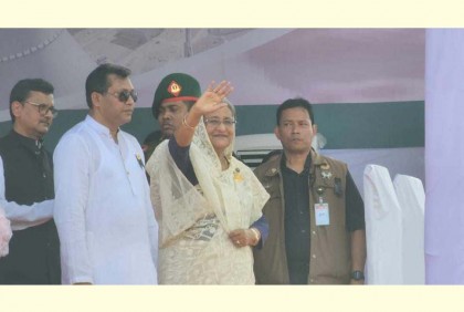 জনসভা মঞ্চে প্রধানমন্ত্রী