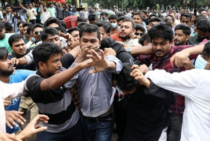 ঢাবিতে নুরদের ওপর ছাত্রলীগের হামলা


