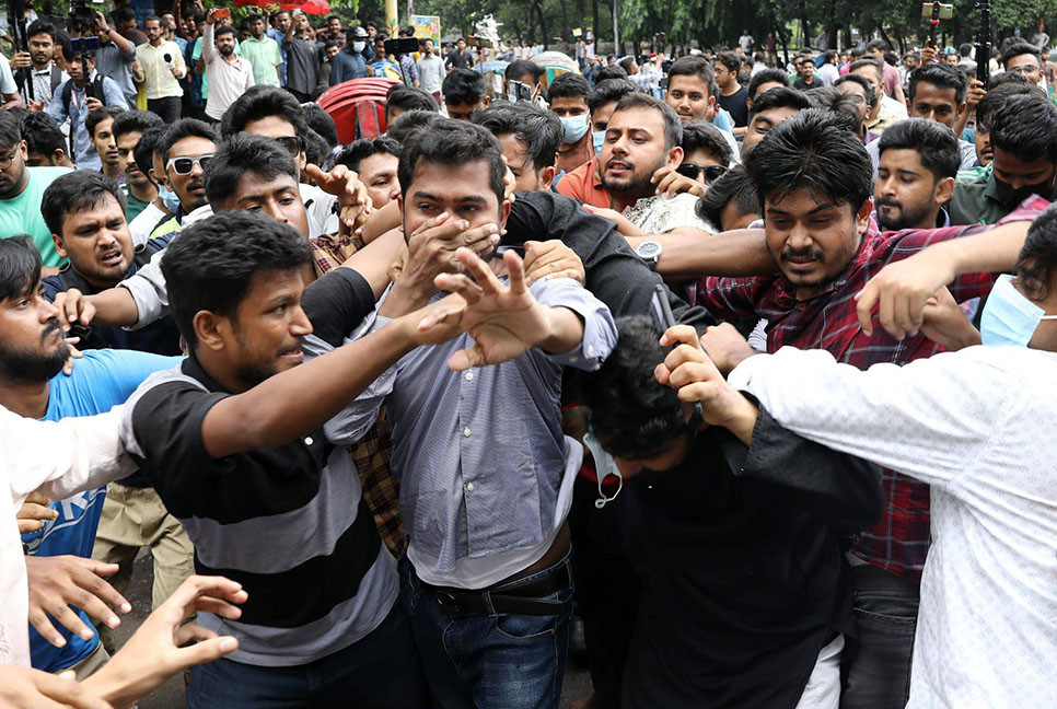 নুরের উপর হামলার প্রতিবাদে গণঅধিকার পরিষদের বিক্ষোভ বিকেলে