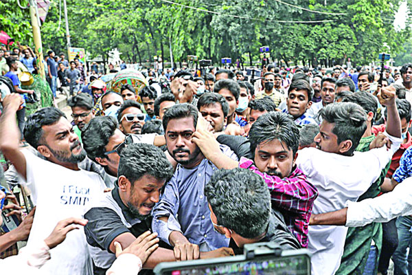 মেরে ক্যাম্পাসছাড়া নূরকে