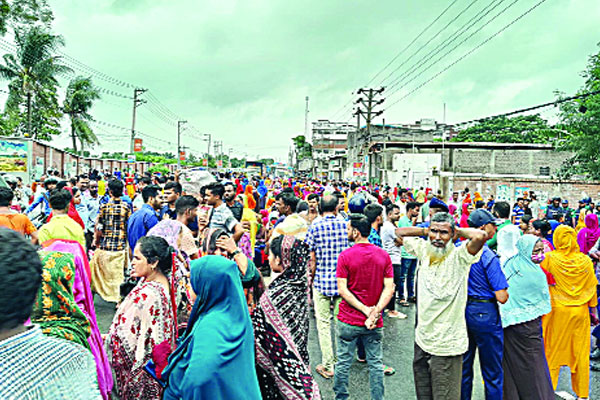 বকেয়া বেতন দাবিতে সড়ক অবরোধ