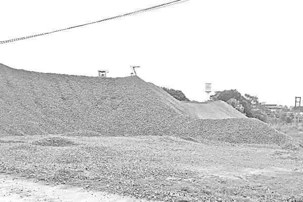 পাথর তোলায় সব রেকর্ড ভাঙল মধ্যপাড়া খনি