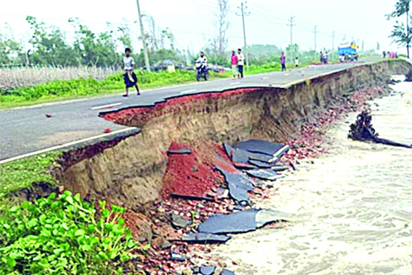 তীব্র ঢেউয়ে ভাঙছে সড়ক