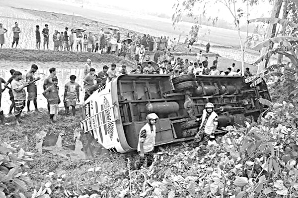 নরসিংদীতে বাসচাপায় প্রাণ গেল তিন অটোরিকশা আরোহীর