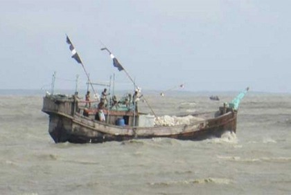 সাগরে ভাসমান ১২ জেলে উদ্ধার