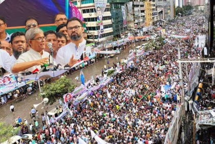 খেলতে চাইলে ক্ষমতা ছেড়ে রাস্তায় আসেন : মির্জা ফখরুল
