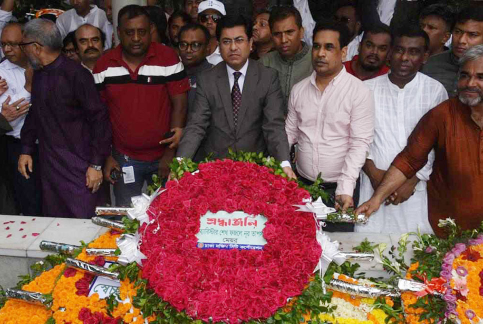জন্মদিনে শহীদ শেখ কামালের সমাধিতে মেয়র তাপসের শ্রদ্ধা