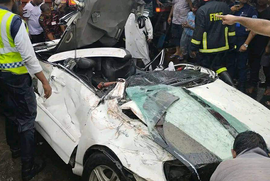 প্রাইভেট কারের ওপর কনটেইনার, প্রাণে বেঁচে গেলেন ৪ যাত্রী