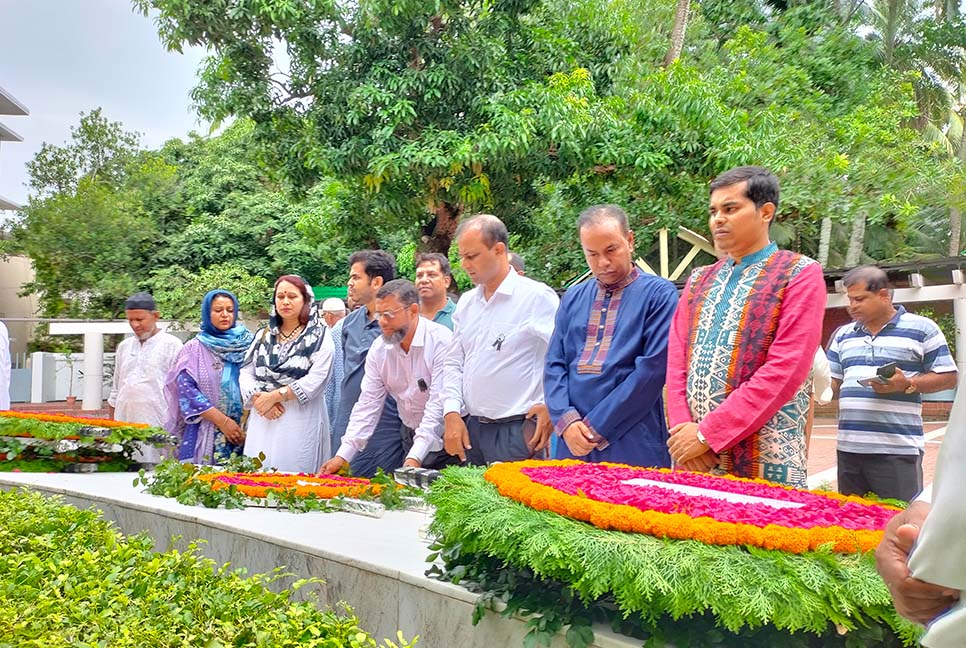 জাতির পিতার সমাধিতে শাবিপ্রবি উপ-উপাচার্যের শ্রদ্ধা