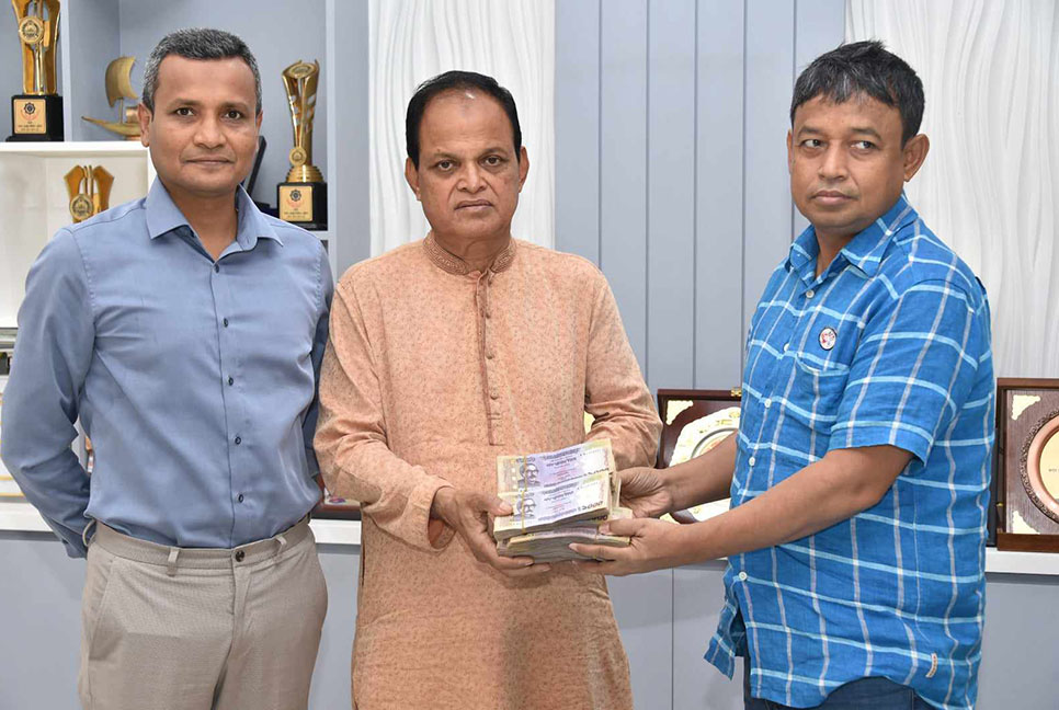 জুয়েলার্সের মালিককে ১২ লাখ টাকা ও স্বর্ণালঙ্কার ফেরত দিল ডিবি
