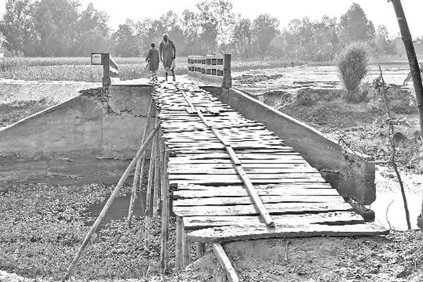 লালমনিরহাটে অনর্থক ৩৩ লাখ টাকার সেতু