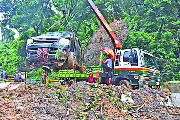 চট্টগ্রামে পাহাড়ধসে মাইক্রোবাস চাপা, গাড়ি চলাচল বন্ধ