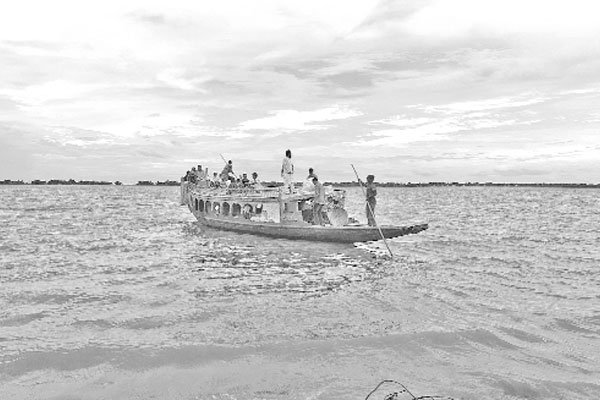 নেত্রকোনার হাওরে এখনো ঝুঁকি নিয়ে চলছে নৌযান