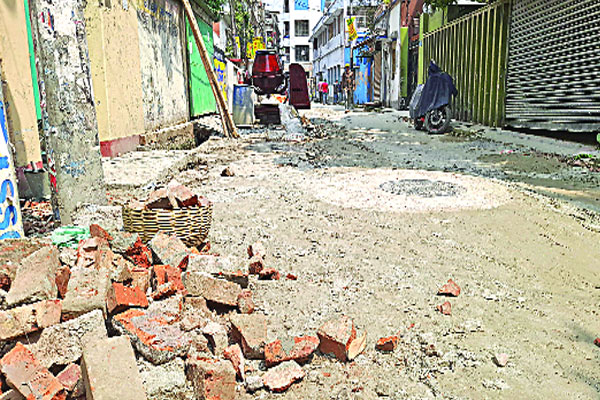 দুর্ভোগ পিছু ছাড়ছে না খুলনায়